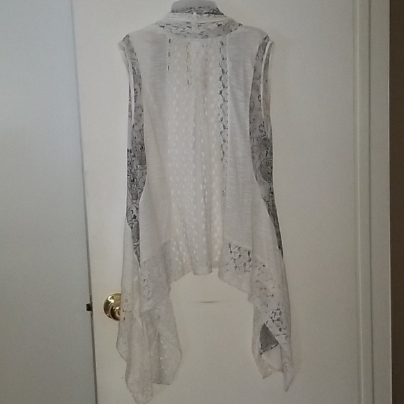 White and black patterned shall - Picture 3 of 4